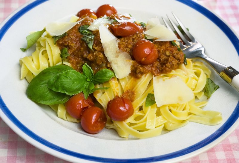 Måste det vara bar kött i köttfärssåsen? Hanna Olvenmark tycker att man kan pröva att byta ut en del mot linser. Arkivbild.