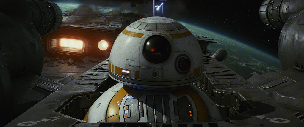 BB-8 sitter i Poes skepp.