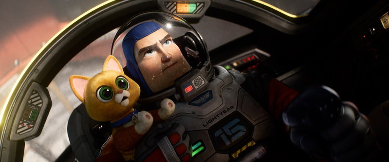Rymdjägaren Buzz Lightyear och hans robotkatt Sox i en av många hisnande rymdfärder. 'Lightyear' är en spin-off på Pixars kända 'Toy Story'-serie men manuset hade behövt mer lekfullhet. Pressbild.