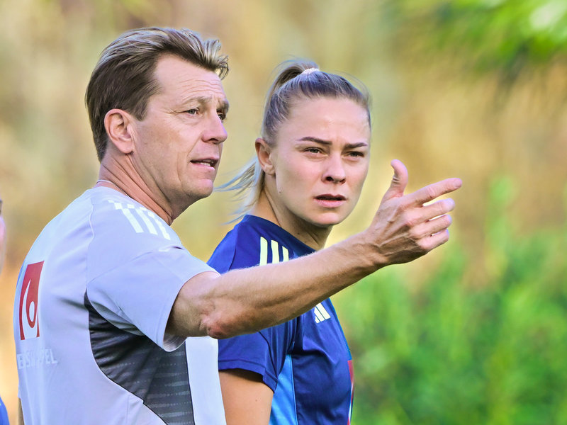 Nya förbundskaptenen Tony Gustavsson i samtal med Fridolina Rolfö under måndagens träning på träningsanläggningen i La Quinta utanför Marbella.