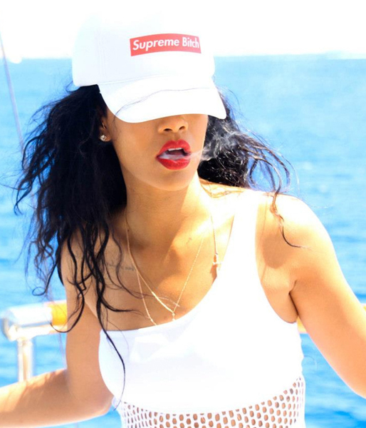 Den klassiska Rihanna-posen. Den klassiska Rihanna-posen.