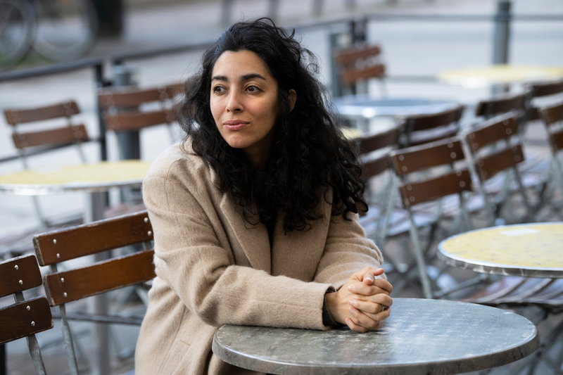 'Vi hade en superpolitisk uppväxt och jag har haft svårt att närma mig det på ett självständigt sätt. Sedan fick jag barn och då märkte jag att det var jätteviktigt för mig att min dotter skulle växa upp med tydliga värderingar. Och så började jag skämmas för hur jag hade lagt det där i en låda och nästan tänkt att politiken inte hörde hemma i kulturen', säger Negar Naseh.