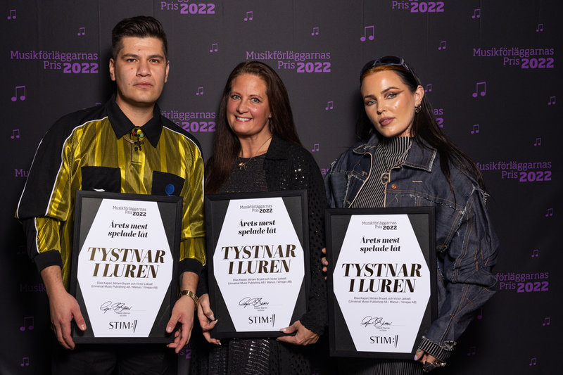 Elias Kapari, Angelica Leksell (Victor Leksells mamma) och Miriam Bryant tar emot priset för årets mest spelade låt, 'Tystnar i luren'.
