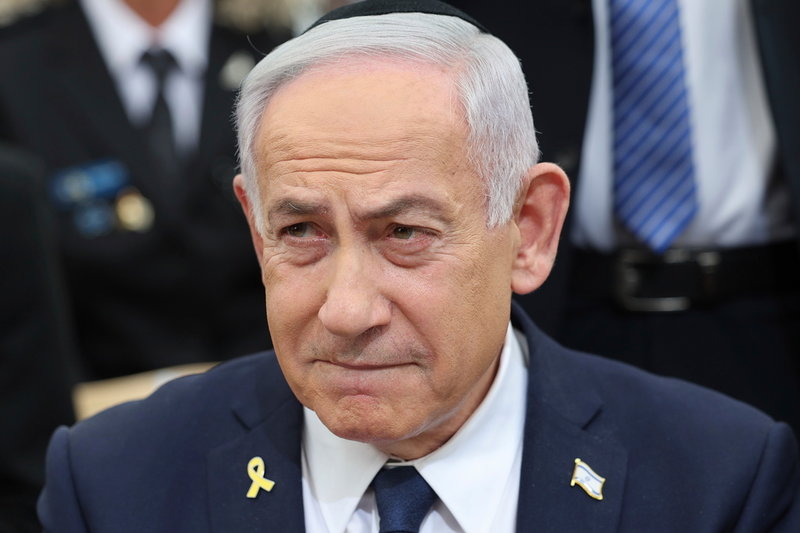 Israels premiärminister Benjamin Netanyahu kallar beslutet att släppa in en minimal mängd hjälp till Gaza för nödvändigt av 'praktiska och diplomatiska skäl', efter att Israel nyligen inlett en omfattande markoffensiv.