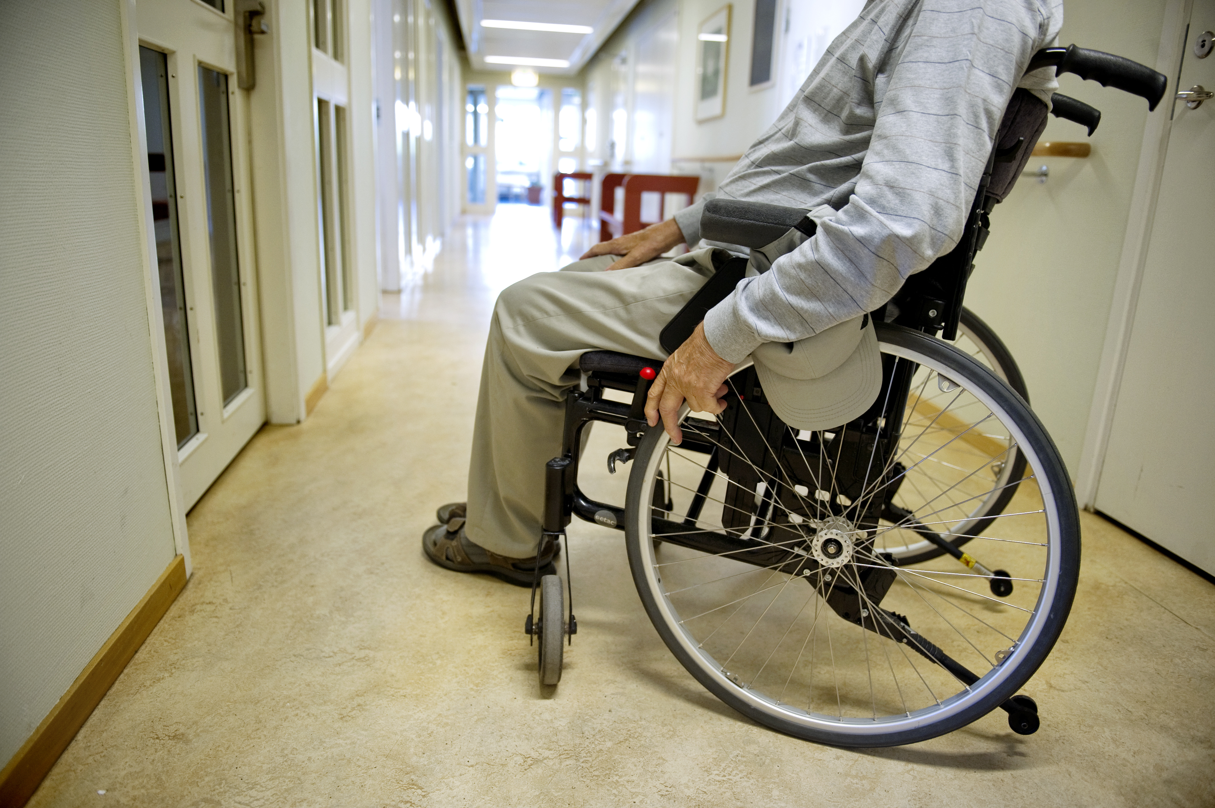 Den 73-åriga kvinnan fällde en man i rullstol.