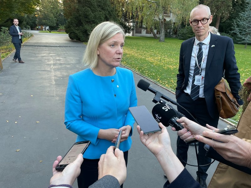 Statsminister Magdalena Andersson (S) möter den svenska presskåren vid Europa-toppmötet i Prag.