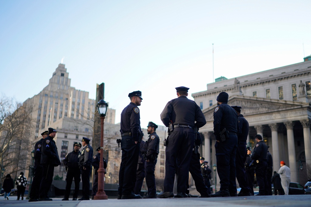 Poliser i väntan på eventuella protester i New York under tisdagen.