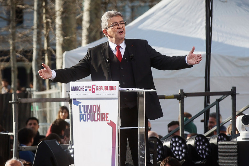 Jean-Luc Mélenchon talar på Place de la République i Paris efter en stor marsch med sina anhängare, söndagen den 20 mars. Arkivbild.