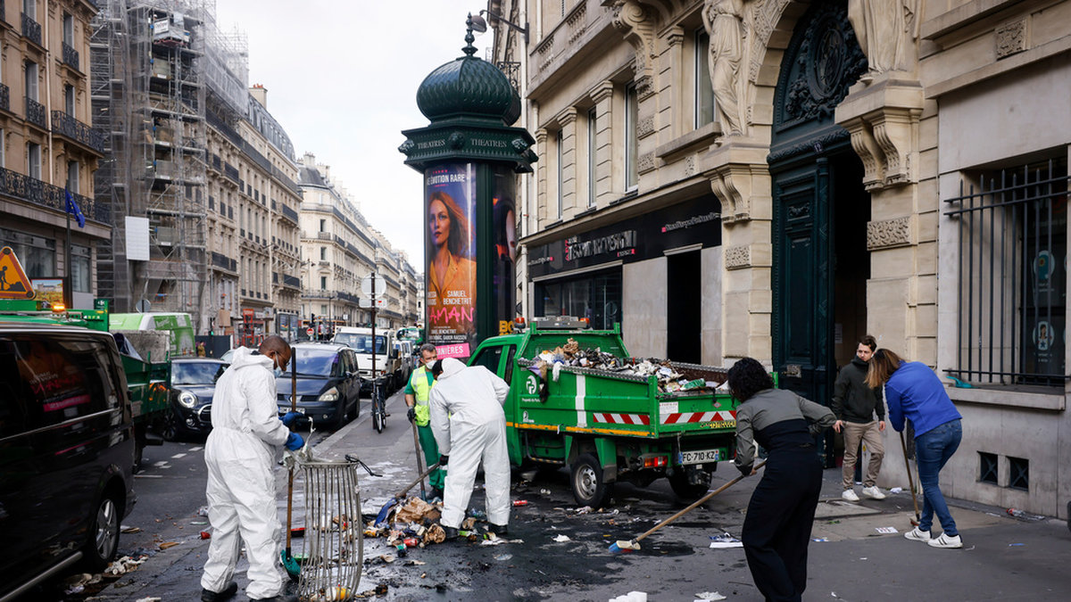 Gator städas upp i Paris efter torsdagens våldsamma protester mot den franska pensionsreformen.