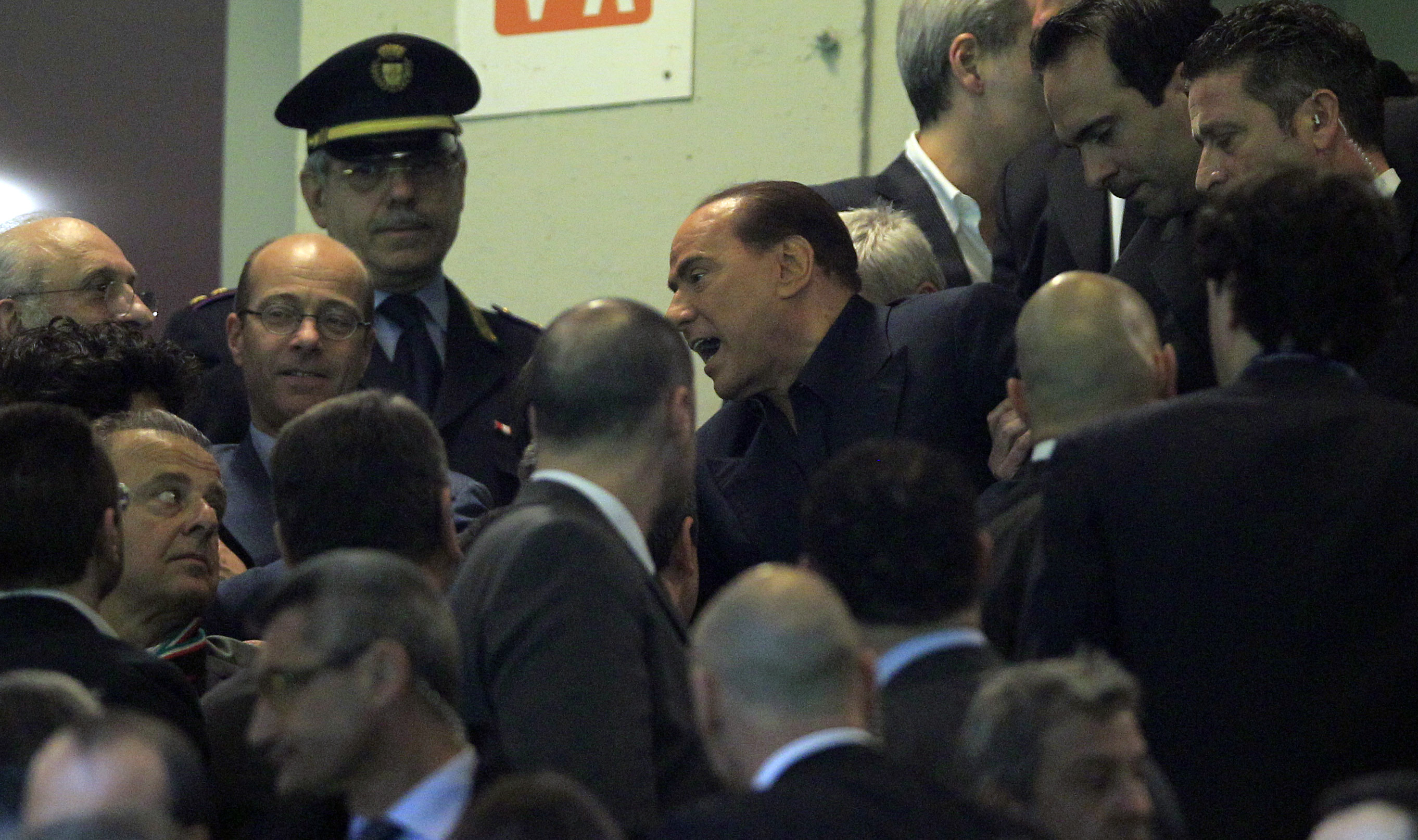Diskussionen gick varm på läktaren och bildproducenten fångade sin vana trogen Silvio Berlusconi på bild. Diskussionen gick varm på läktaren och bildproducenten fångade sin vana trogen Silvio Berlusconi på bild.