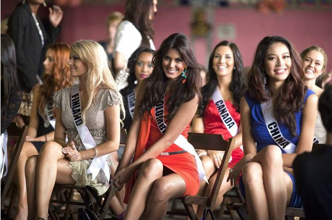 Av någon anledning bestämde sig 21-åriga Catalina Robayo, som representerar Colombia i Miss Universum, för att dyka upp troslös till skönhetstävlingen.