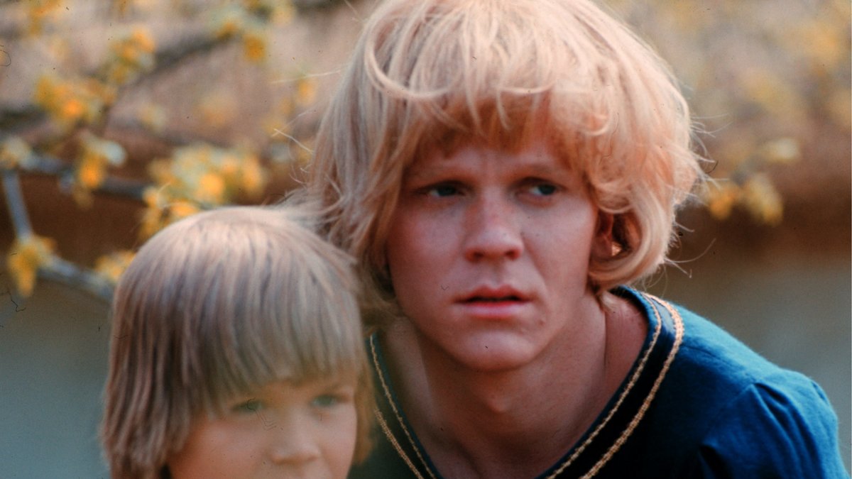 1976. Lars Söderdahl som TBC-sjuke Skorpan och Staffan Götestam som storebror Jonathan i filmatiseringen av Astrid Lindgrens "Bröderna Lejonhjärta".