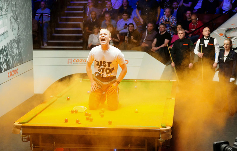 En miljöaktivist på biljardbordet under snooker-VM i Sheffield.