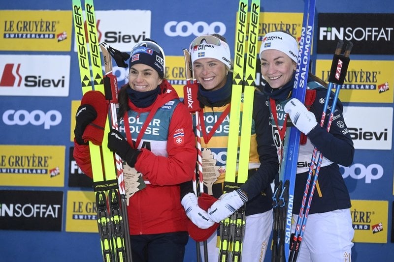 Vinnaren Frida Karlsson (i mitten), Heidi Weng (till vänster) och Moa Ilar (till höger) efter världscuppremiären i finska Ruka.