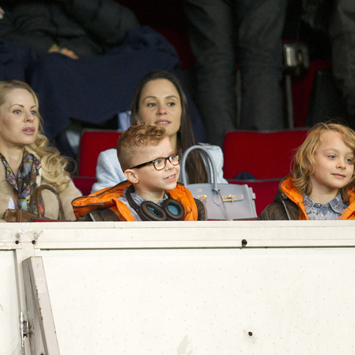 Helena Seger med sönerna Maximilian och Vincent kollar när Zlatan spelar. Helena Seger med sönerna Maximilian och Vincent kollar när Zlatan spelar.