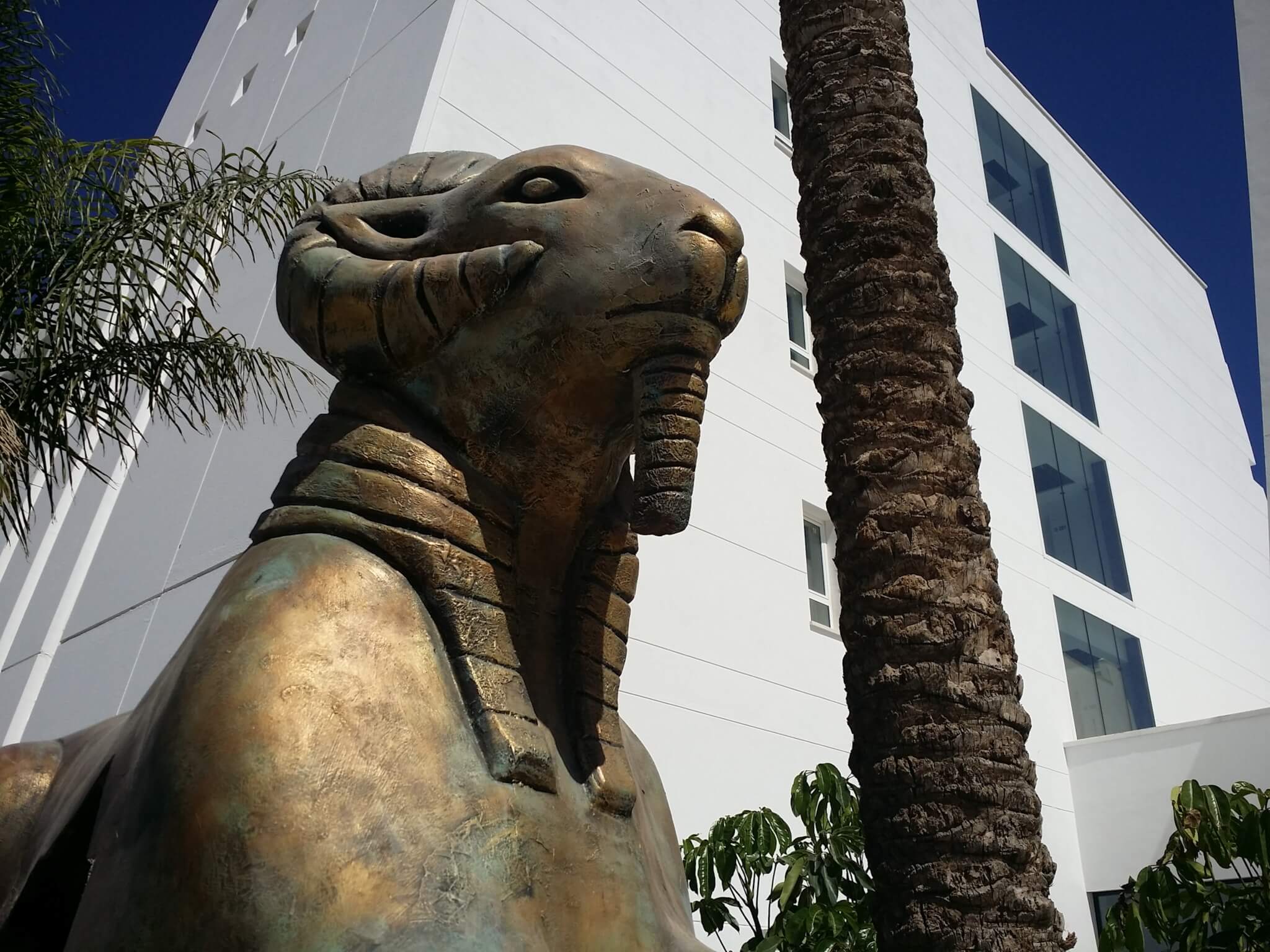Temaparken är baserad på gamla myter och historier kring Medelhavet. Här ser vi en staty i egyptisk stil utanför ett av parkens hotell. Temaparken är baserad på gamla myter och historier kring Medelhavet. Här ser vi en staty i egyptisk stil utanför ett av parkens hotell.