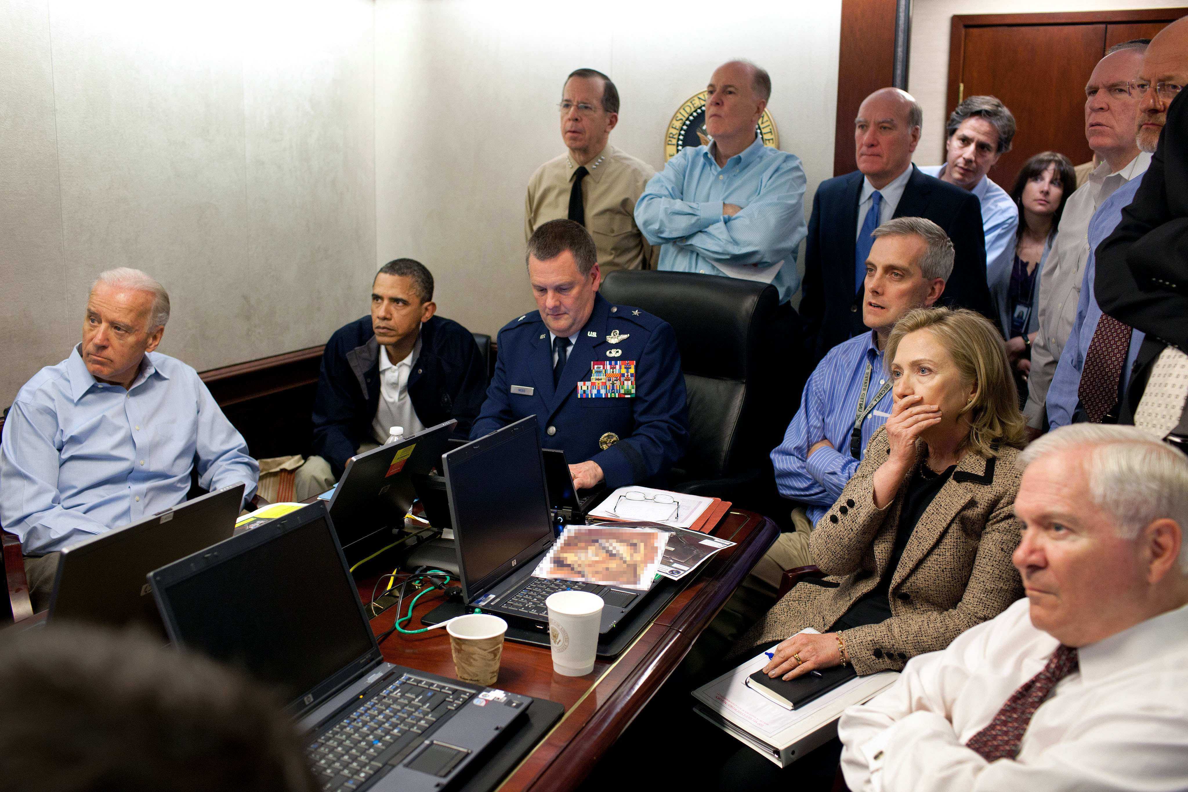 Obama och hans närmaste kollar på när amerikanska marinsoldater skjuter bin Laden till döds. Det firades rejält i USA.