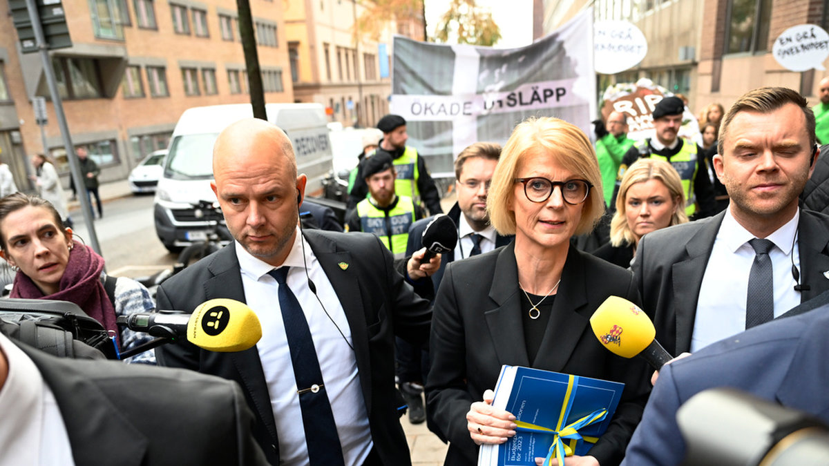 Finansminister Elisabeth Svantesson (M) på väg till riksdagen med budgetpropositionen för 2023 under tisdagens budgetpromenad.