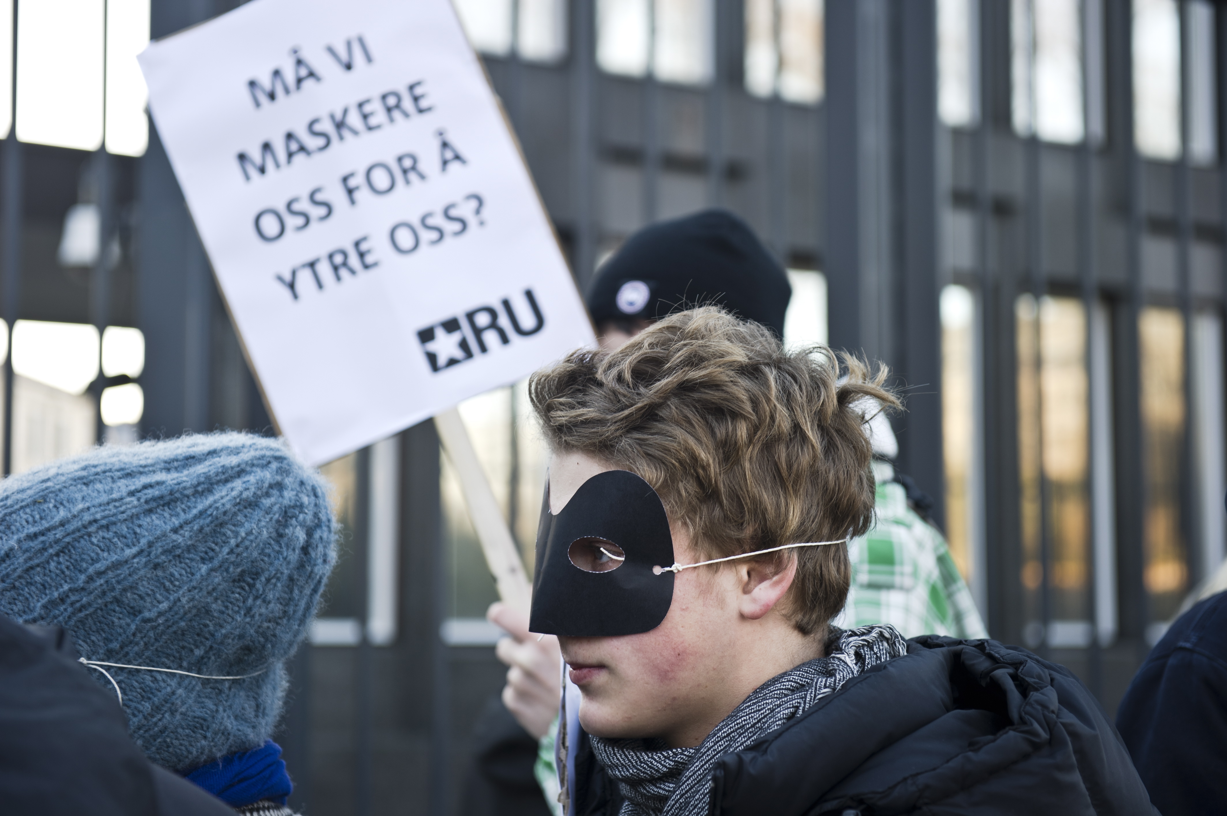 Norska ungdomar under en protest utanför den amerikanska ambassaden i Oslo.