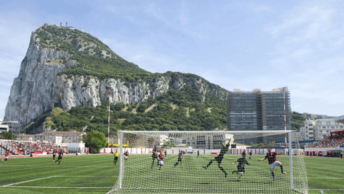 Gibraltars nationalarena med Gibraltars berg i bakgrunden.