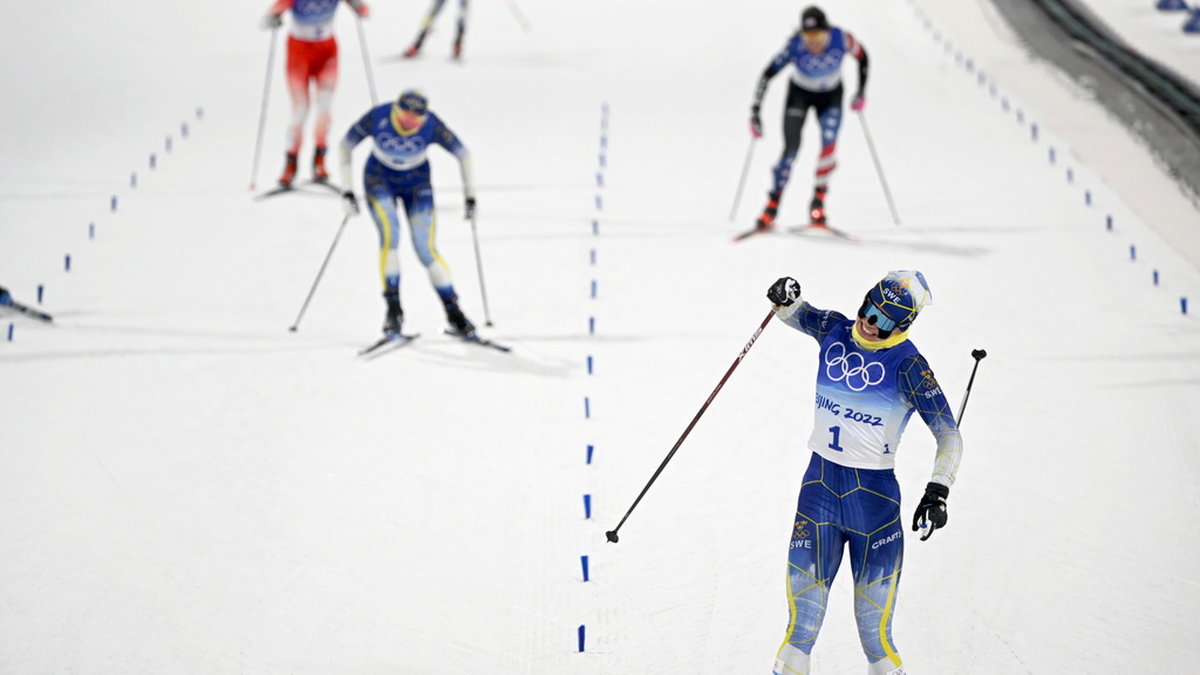 Sveriges Jonna Sundling vinner OS-finalen i sprint. I bakgrunden spurtar Maja Dahlqvist till sig silvret.