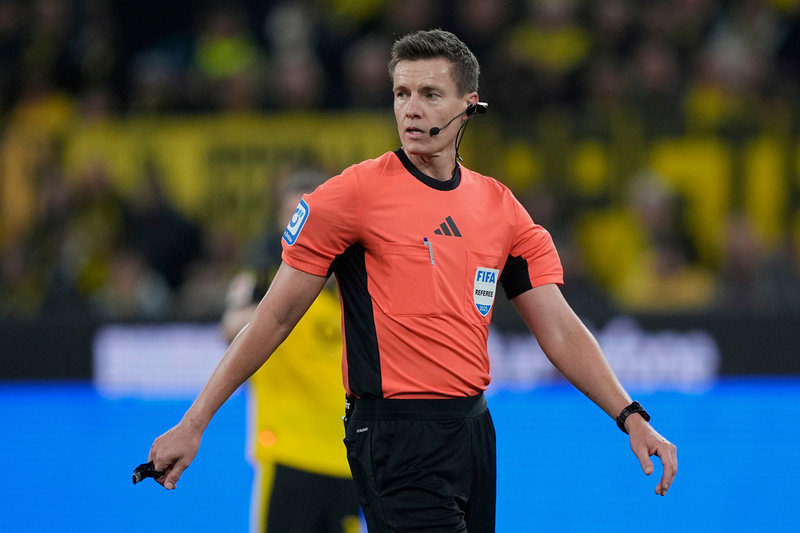Domarkamerorna sitter vid örat. Här Daniel Siebert under en match i tyska Bundesliga. Arkivbild.