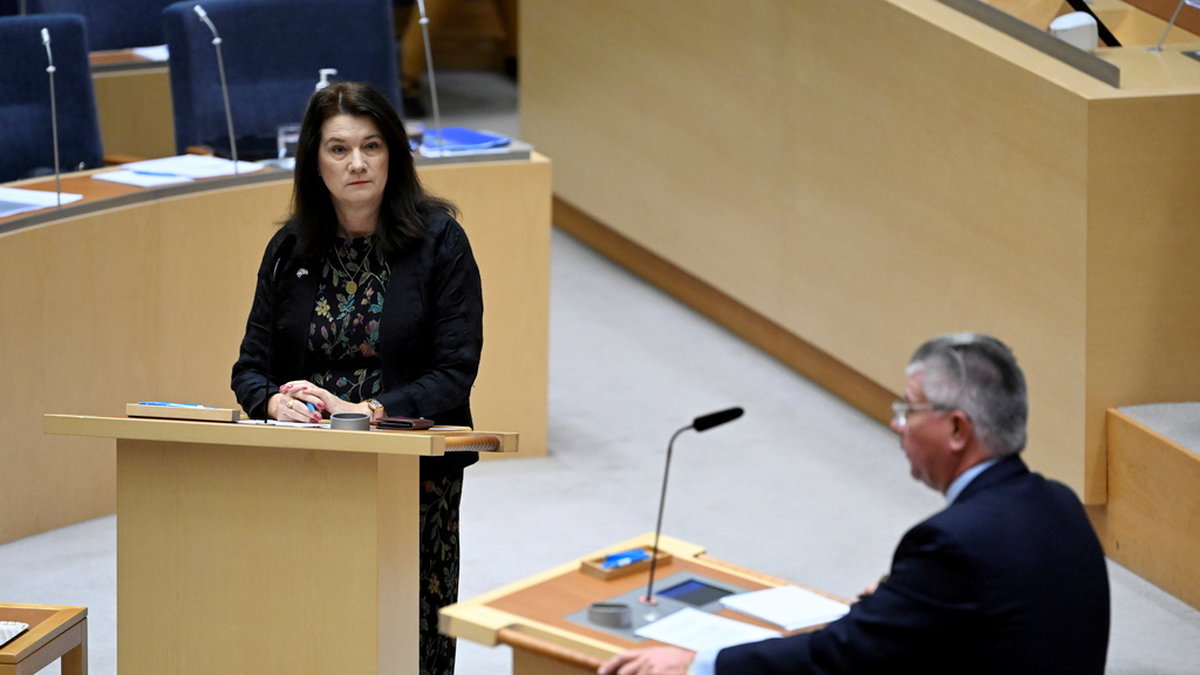 Utrikesminister Ann Linde (S) och Hans Wallmark (M) under den utrikespolitiska debatten i riksdagen.