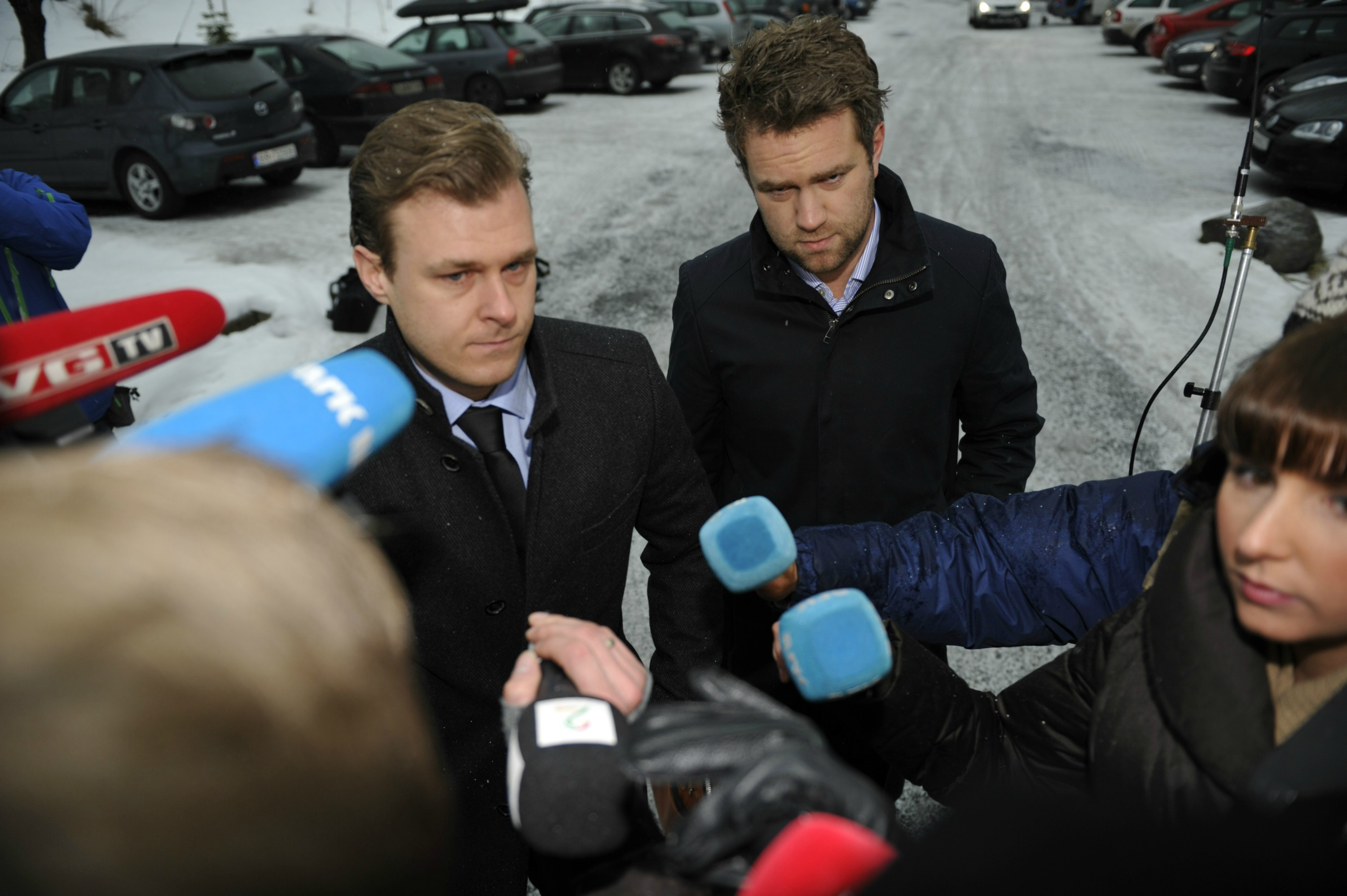 Försvarsadvokaterna Odd Ivar Grøn och Tord Jordet på väg in till Ila fängelset där Anders Behring Breivik ska få åtalet upprläst av en tjänsteman från polisens 22 juli grupp