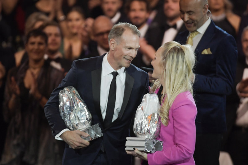 icklas Lidström och Kim Martin Hasson tar emot priset Tidernas Spelare vid Tidernas Hockeygala. Foto: Maja Suslin/TT