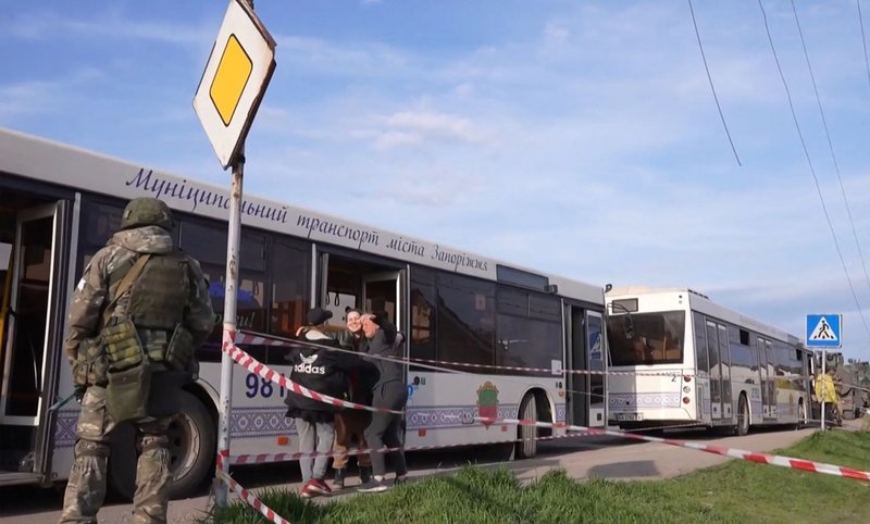 Civila från Azorstal kliver på bussar som ska ta dem ut ur Mariupol. Stillbild från video.