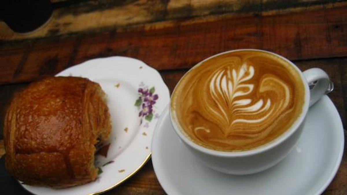 FRANKRIKE. Kaffe och baguette (eller croissant) brukar klassas som en traditionell frukost i Frankrike. Precis som kubaner doppar fransmännen gärna det smörade brödet i kaffet.