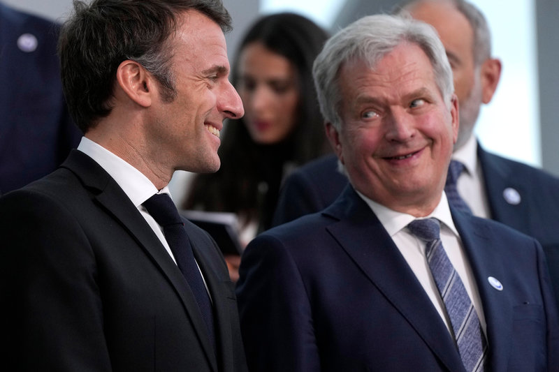 Frankrikes president Emmanuel Macron i samtal med sin finländske kollega Sauli Niinistö i Reykjavik.