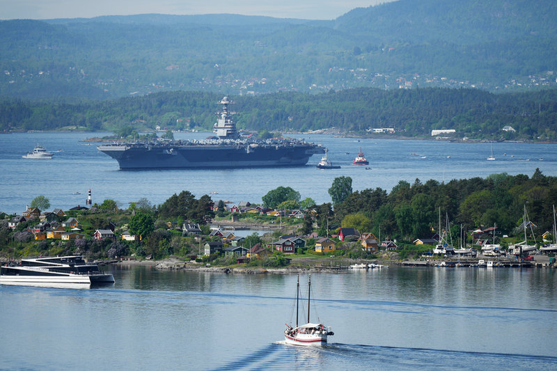 Här seglar hangarfartyget upp för Oslofjorden på onsdagsmorgonen.