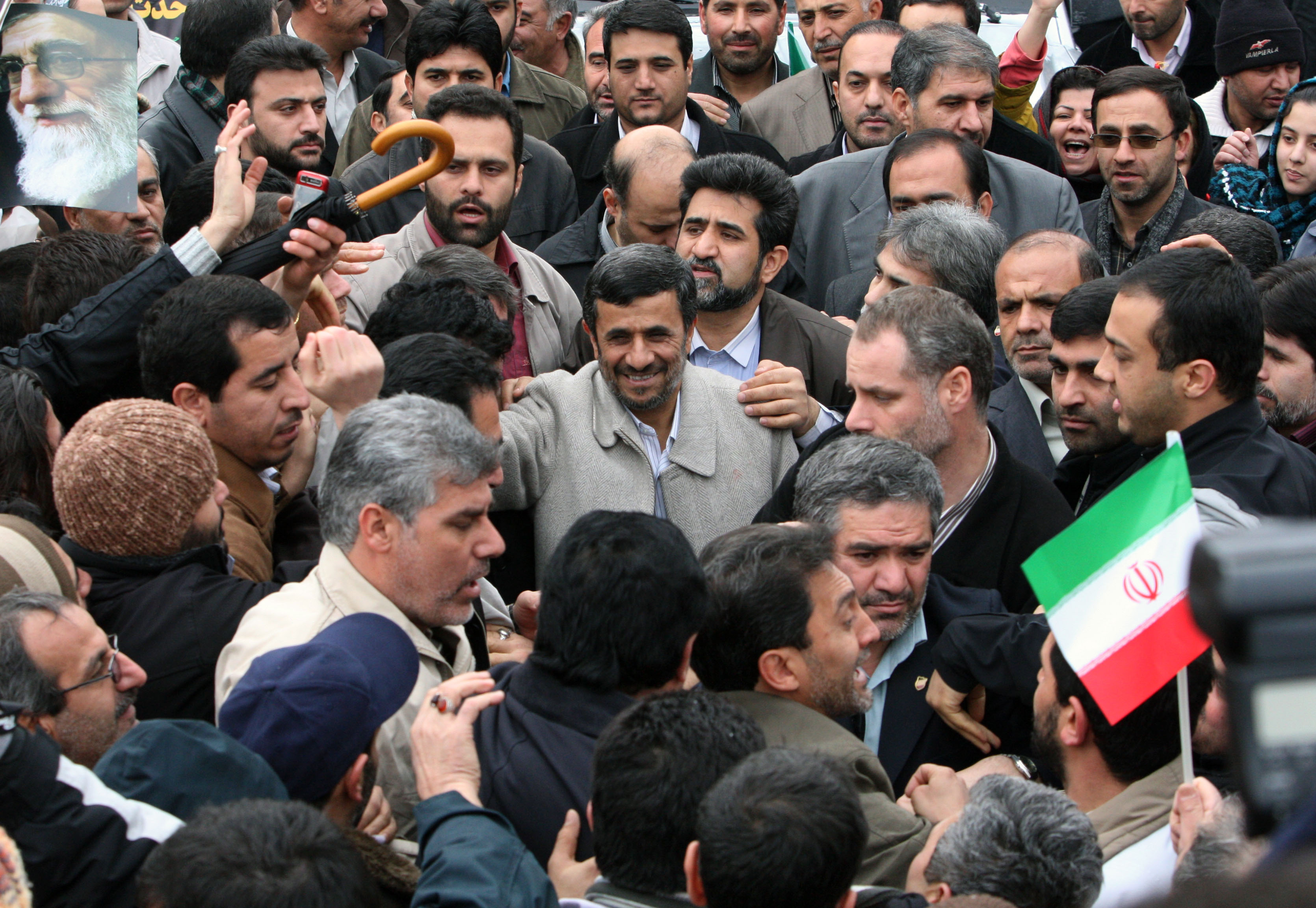 Valet 2009 misstänks däremot av Gröna rörelsen-aktivister för att vara riggat. 
Här ses Mahmoud Ahmadinejad bland sina anhängare vid det årliga firandet av den iranska revolutionen.