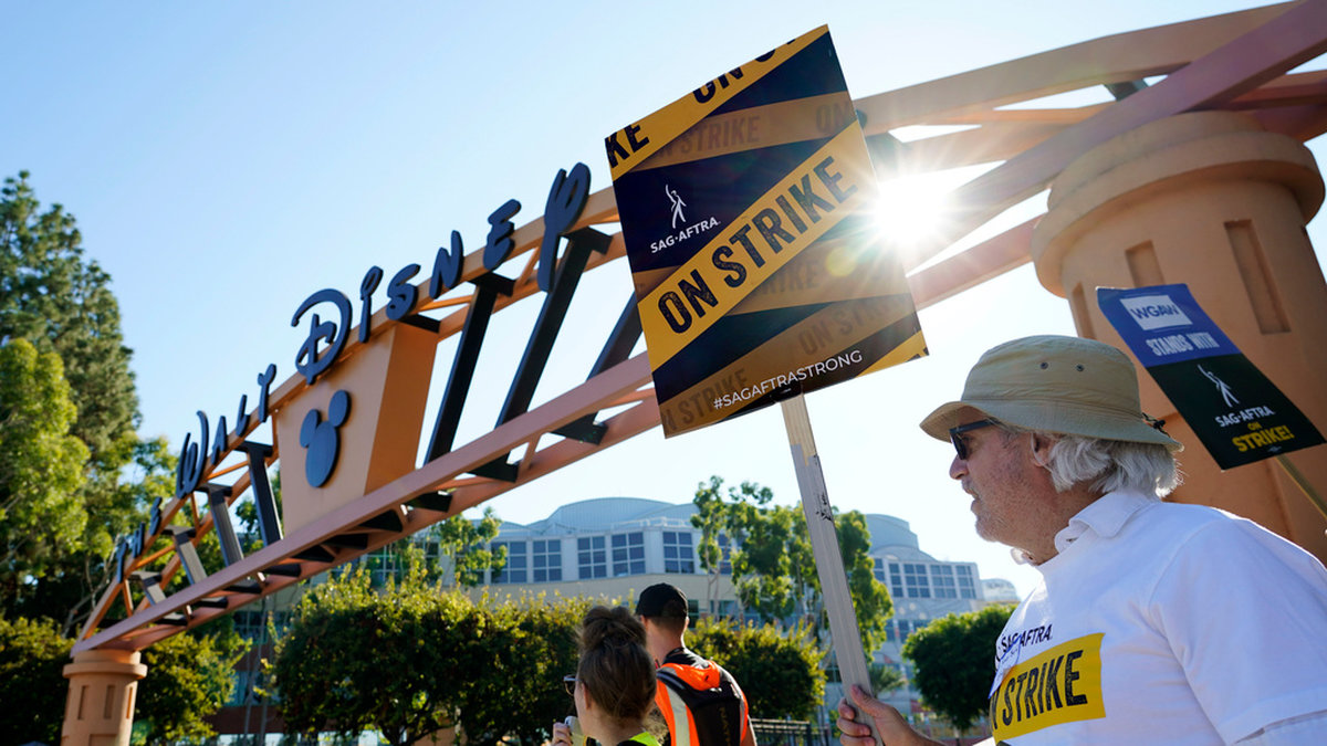 Strejkande fackmedlemmar utanför Walt Disney Studios i Burbank, Kalifornien. Strejken avbryts under torsdagen sedan ett preliminärt avtal har lagts fram. Arkivbild.