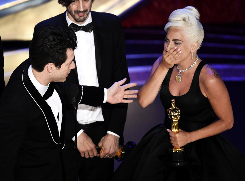 Mark Ronson, Anthony Rossomando och Lady Gaga tar emot priset för bästa låt för 'Shallow' från 'A Star Is Born' på Oscarsgalan 2019. Arkivbild.