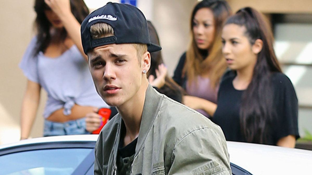 Justin Bieber ute och ränner i Beverly Hills.