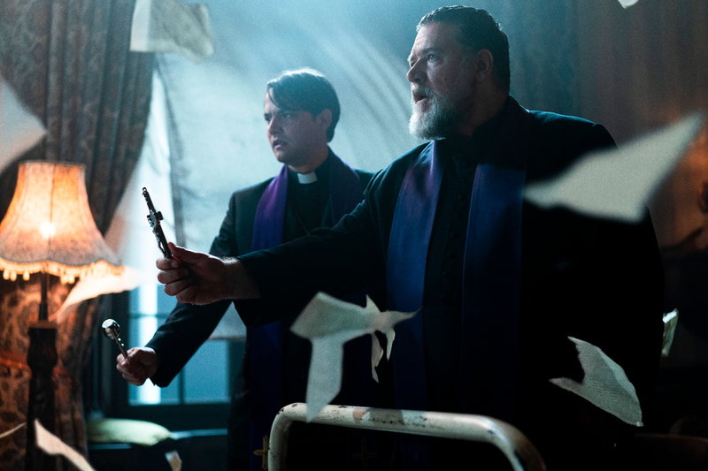 Russell Crowe i närkamp med djävulen i 'The pope's exorcist'. Pressbild.