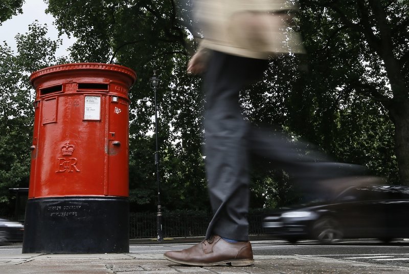 En brevlåda med drottningens monogram – E II R, som står för Elizabeth II Regina, latin för drottning Elizabeth II. Arkivbild.