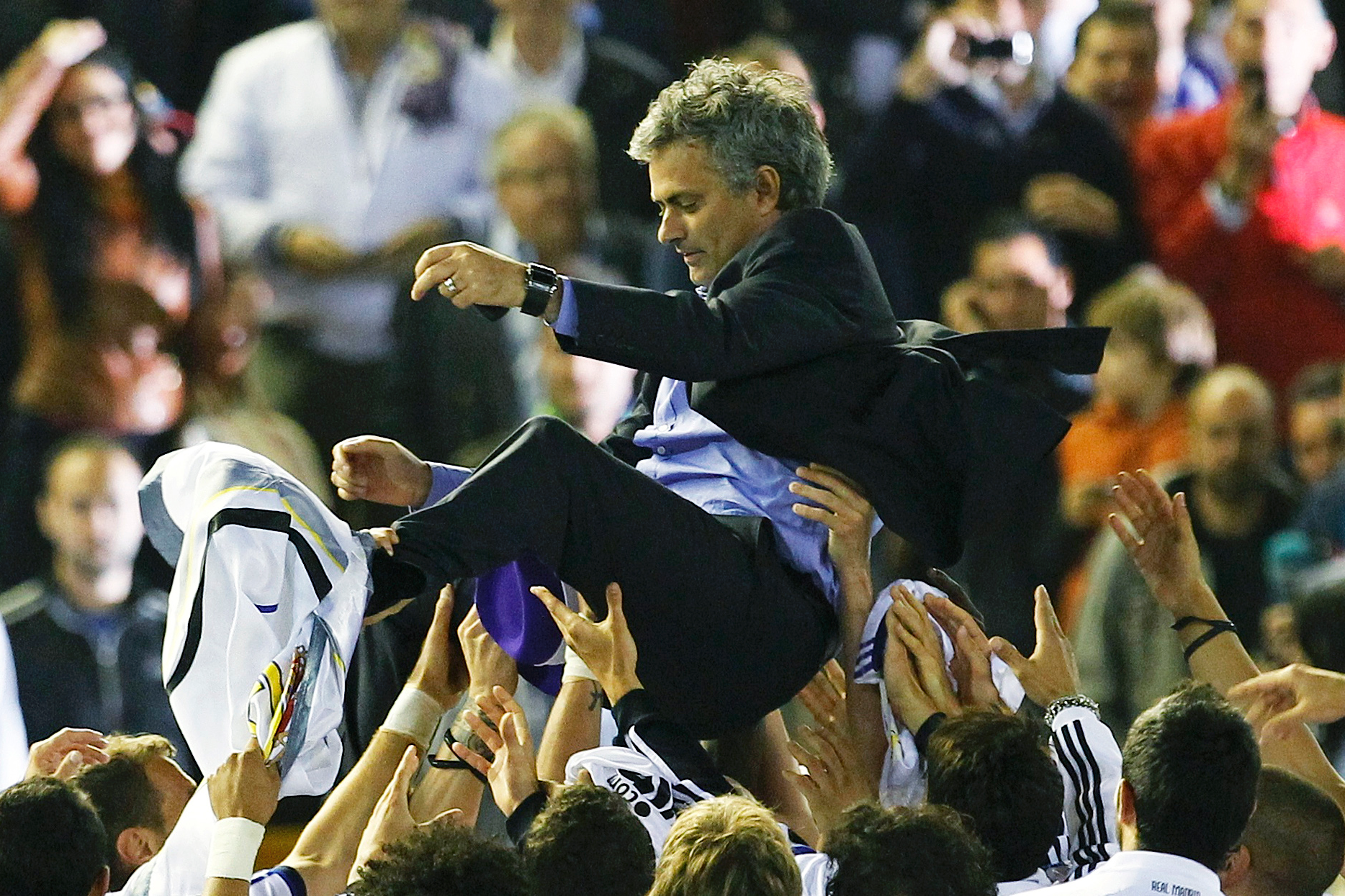 Demontränaren José Mourinho tog Real Madrid till sin första cupseger på 13 år när de slog Barcelona under onsdagen i finalen av spanska cupen.