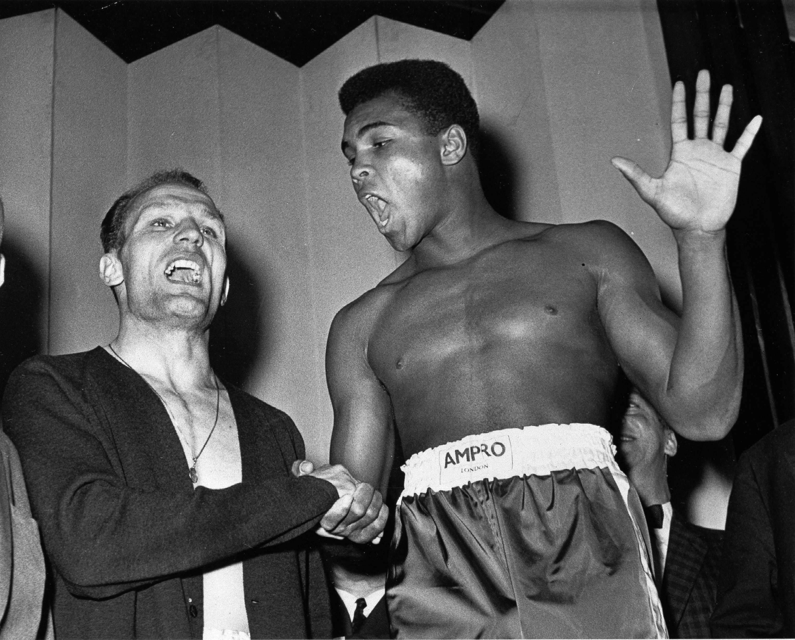Ali på invägningen med Henry Cooper. Ali på invägningen med Henry Cooper.