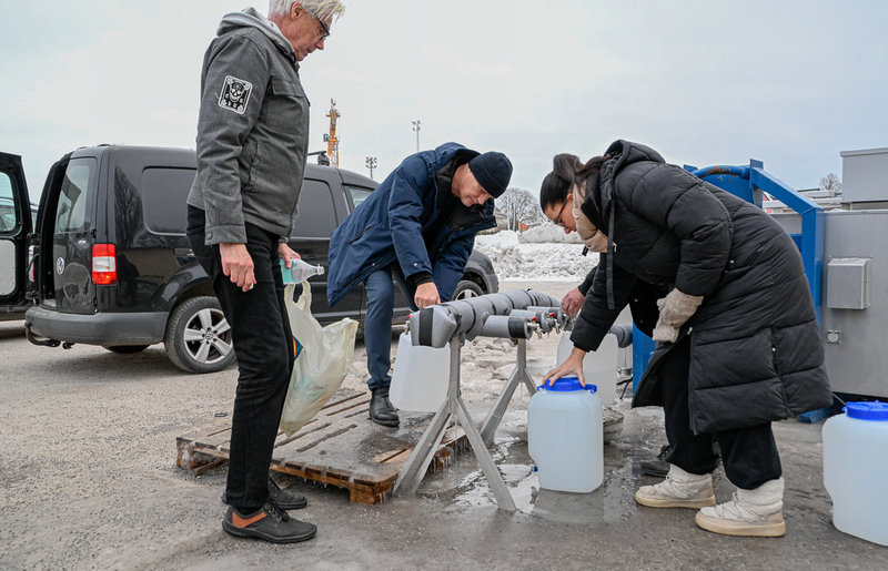 Annica Österberg (till höger) fyller varje dag flera dunkar med vatten på den station som Region Gotland satt upp vid Gutavallen i Visby. 