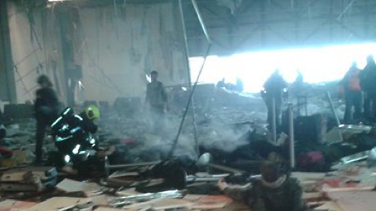 Bilder från attacken på flygplatsen visar total förödelse. 