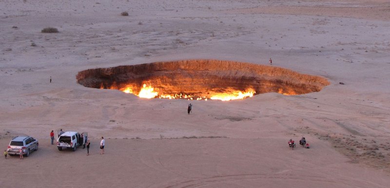 Människor besöker Darvaza-kratern mitt i Karakumöknen i Turkmenistan 2014. Arkivbild.