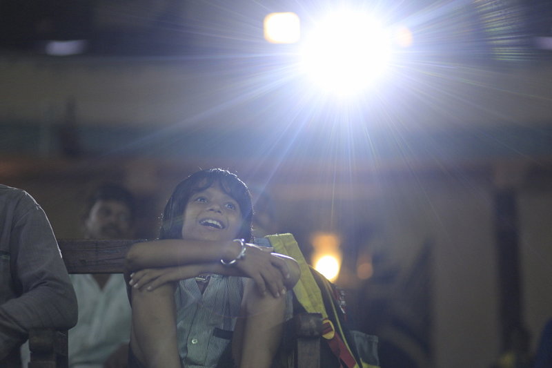 Samay lär sig att 'framtiden tillhör berättarna' av en filosofisk biografmaskinist, och vill inget hellre än att bli filmmakare. Men det är inte lätt för en fattig indisk pojke med en arg fader. Pressbild.