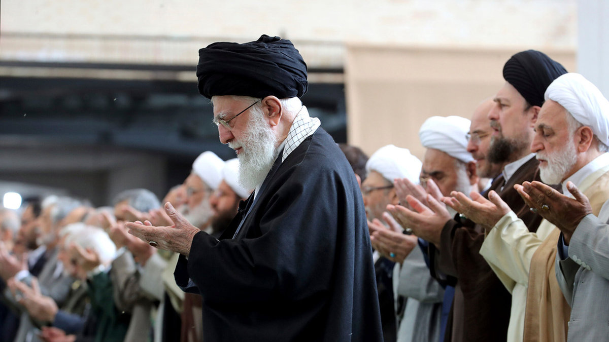 Irans högste ledare, ayatolla Ali Khamenei, har svurit att hämnas förra veckans dödliga israeliska anfall mot Irans konsulat i Damaskus. Här ber Khamenei vid högtidlighållandet av id på onsdagen.