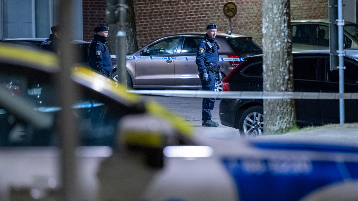 Man död i skottlossning – kvinna allvarligt skadad