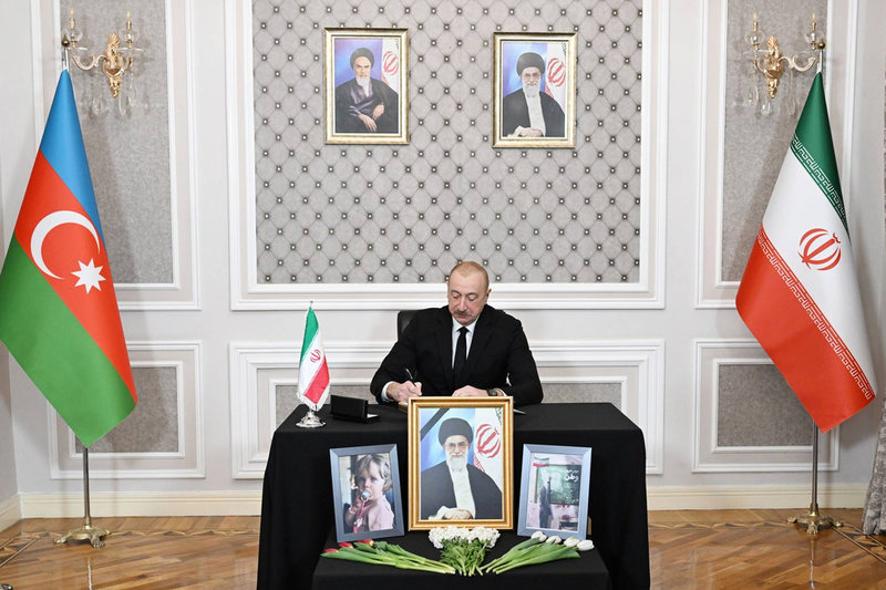 Azerbajdzjans autokratiske president Ilham Aliyev är en av få världsledare som har uttryck sitt deltagande efter ayatolla Ali Khameneis död. Här besökte han Irans ambassad i Baku i onsdags.