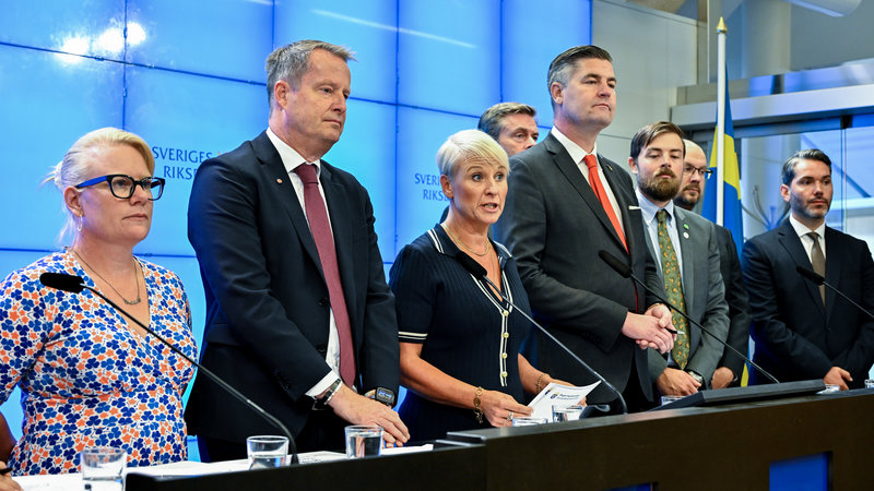 Pensionsgruppen med bland andra Martina Johansson (C), Anders Ygeman (S), Anna Tenje (M) äldre- och socialtjänstminister, Oscar Sjöstedt (SD), Hans Eklind (KD), Malte Tängmark Roos (MP), Ola Möller (S) och Patrik Karlson (L) håller gemensam pressträff och presenterar resultaten av pensionsgruppens överläggningar. Foto: Anders Wiklund / TT Pensionsgruppen med bland andra Martina Johansson (C), Anders Ygeman (S), Anna Tenje (M) äldre- och socialtjänstminister, Oscar Sjöstedt (SD), Hans Eklind (KD), Malte Tängmark Roos (MP), Ola Möller (S) och Patrik Karlson (L) håller gemensam pressträff och presenterar resultaten av pensionsgruppens överläggningar. Foto: Anders Wiklund / TT