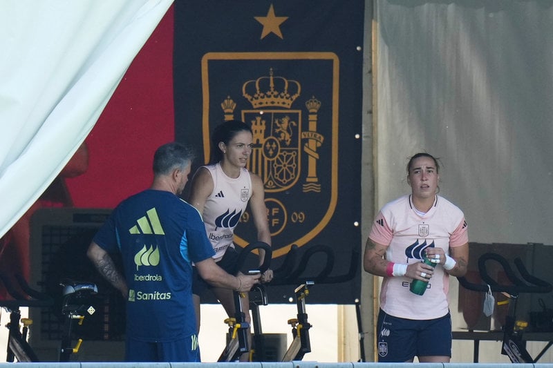 Aitana Bonmatí tränar med målvakten Cata Coll vid sin sida. 